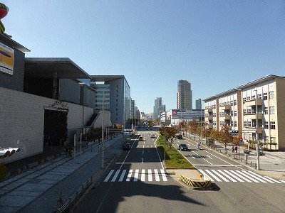 ハット神戸のメインストリート・東部新都心東西線に面した兵庫県立美術館（左手）