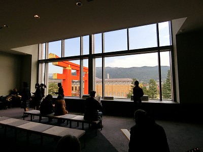 京都国立近代美術館4F大窓から平安神宮大鳥居と京都市京セラ美術館を望む