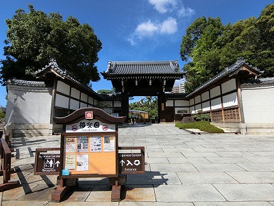 相楽園の正門