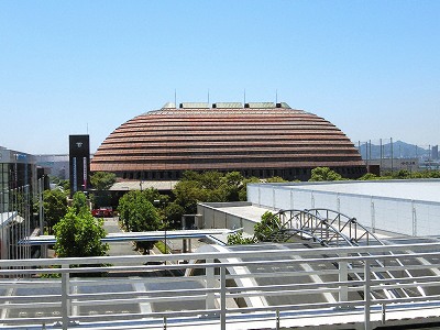 ポートライナー市民広場駅ホームからワールド記念ホールを望む