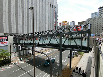 ヨドバシ梅田とJR大阪駅との連絡橋