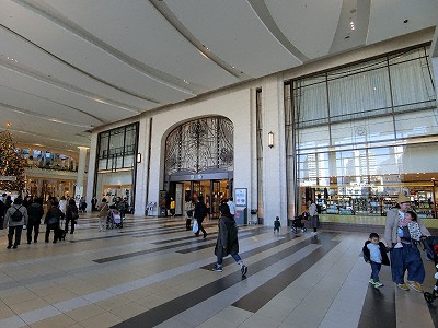 西宮阪急の西宮北口駅側出入口