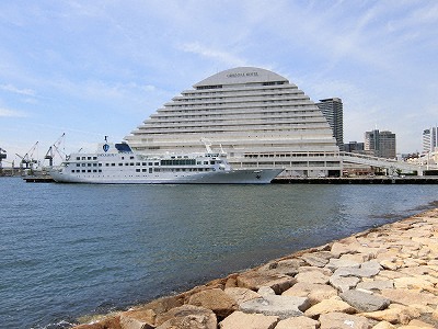 神戸メリケンパークオリエンタルホテルと中突堤に接岸するレストラン船のルミナス神戸2