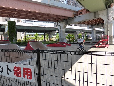 みなとのもり公園ニュースポーツ広場のスケボーやバイク用のジャンプ台付きコート