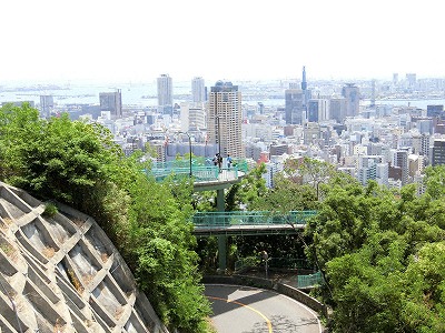 諏訪山公園ビーナステラスからビーナスブリッジと神戸市街地を見下ろす