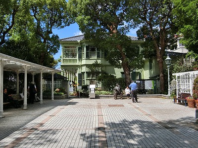 萌黄の館（奥）と北野町中公園（手前）