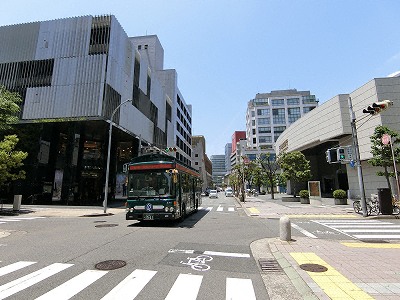 仲町通を走るシティー・ループ（左手はプラダ神戸店、右手は三井住友銀行神戸本部ビル）