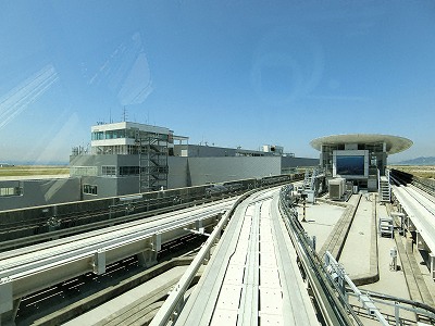 神戸空港ターミナルビルと神戸空港駅