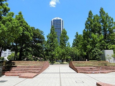 東遊園地から見た神戸市役所1号館