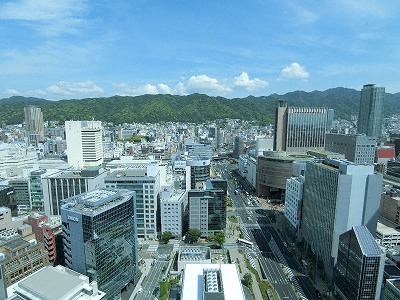 神戸市役所展望ロビーから北方面（三ノ宮駅・六甲山）の眺望