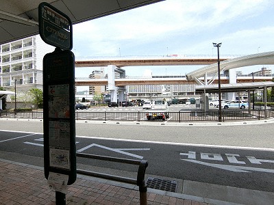 かもめりあ駐車場とシティーループかもめりあバス停