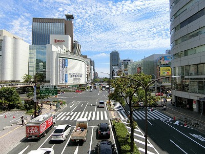 南北のメインストリート・フラワーロードに面する神戸そごう
