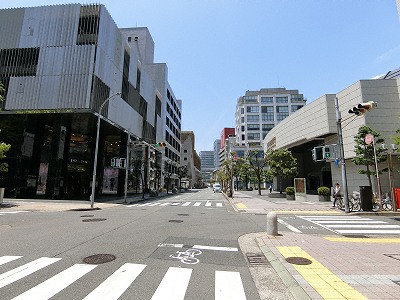 居留地東西メインストリートの仲町通とプラダ神戸店（左手）