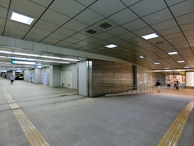 大丸神戸店地下鉄連絡口（右奥）と海岸線旧居留地・大丸前駅（左奥）