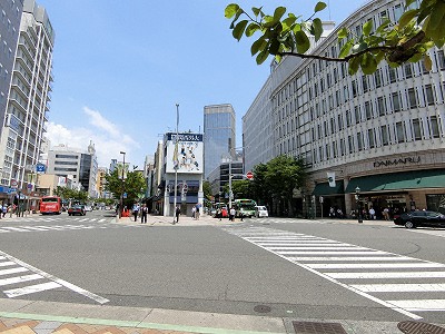 メリケンロードの大丸神戸店前スクランブル交差点