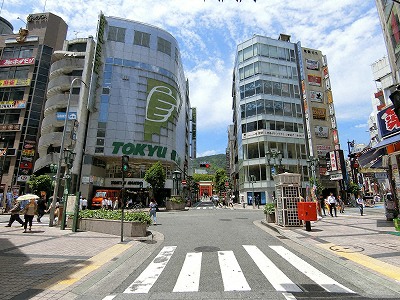 いくたロード沿いの東急ハンズ三宮店と突き当たりの生田神社