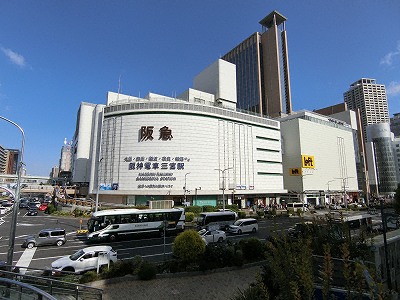 三宮のメインストリート・フラワーロードに面する神戸阪急