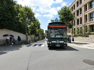北野坂と遊覧路線バスのシティー・ループ