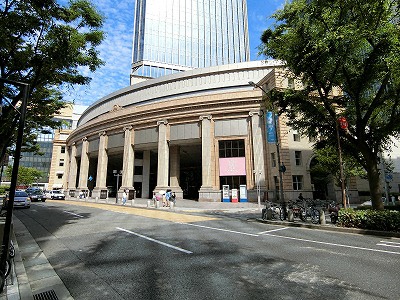 神戸朝日ビルの低層部は神戸証券取引所の外観