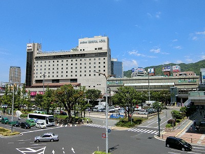 三宮ターミナルビルとポートライナー三宮駅