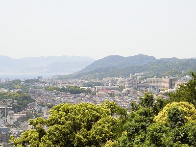 諏訪山公園ビーナステラスから須磨アルプスと淡路島を望む